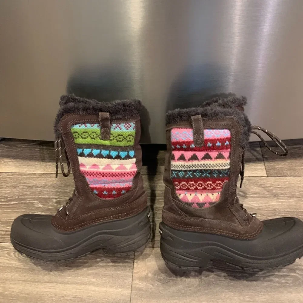 The North Face Girls Boots. Size: 4. Faux fur lined.